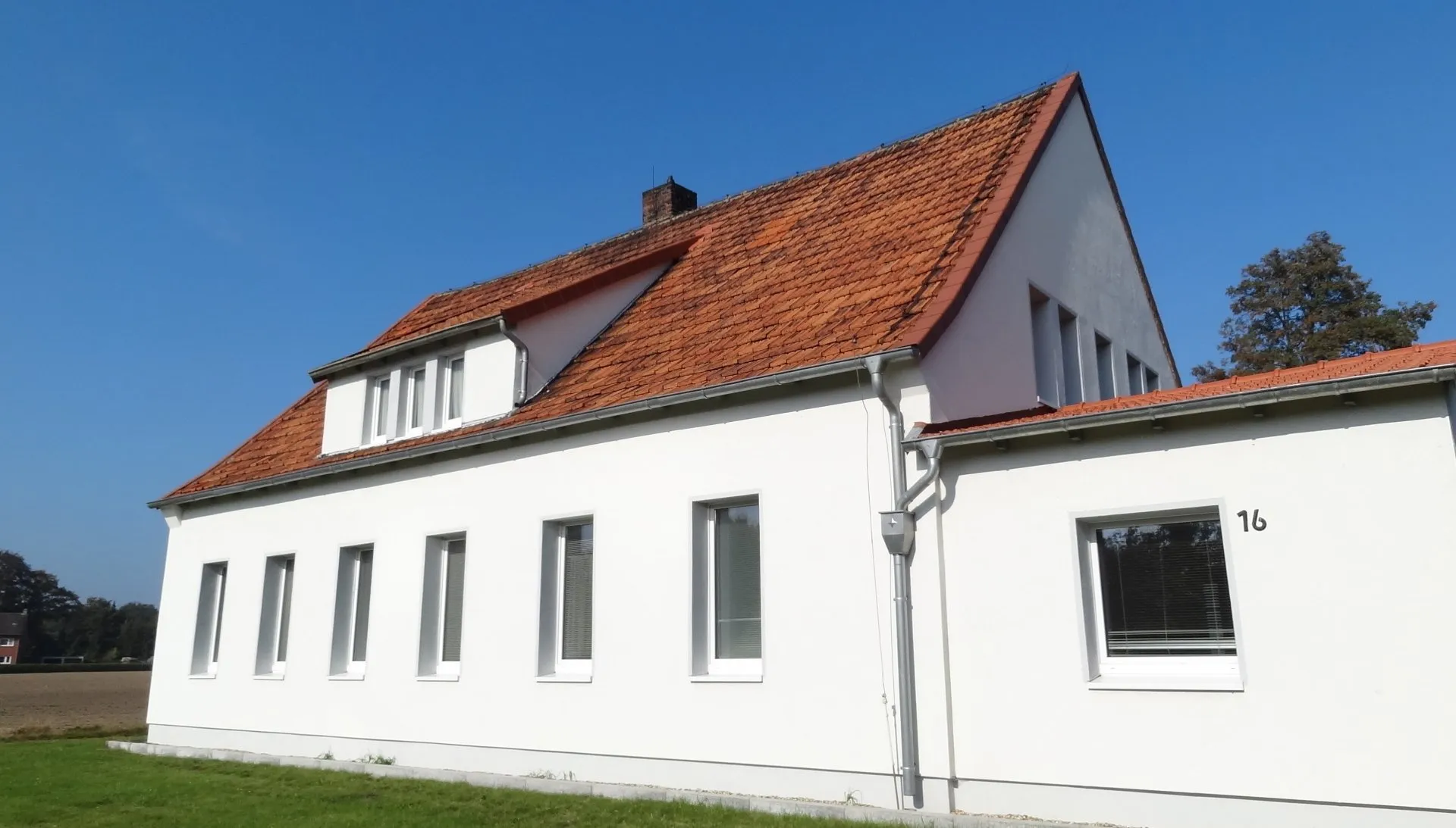 Wärmedämmung mit weißer Fassadengestaltung