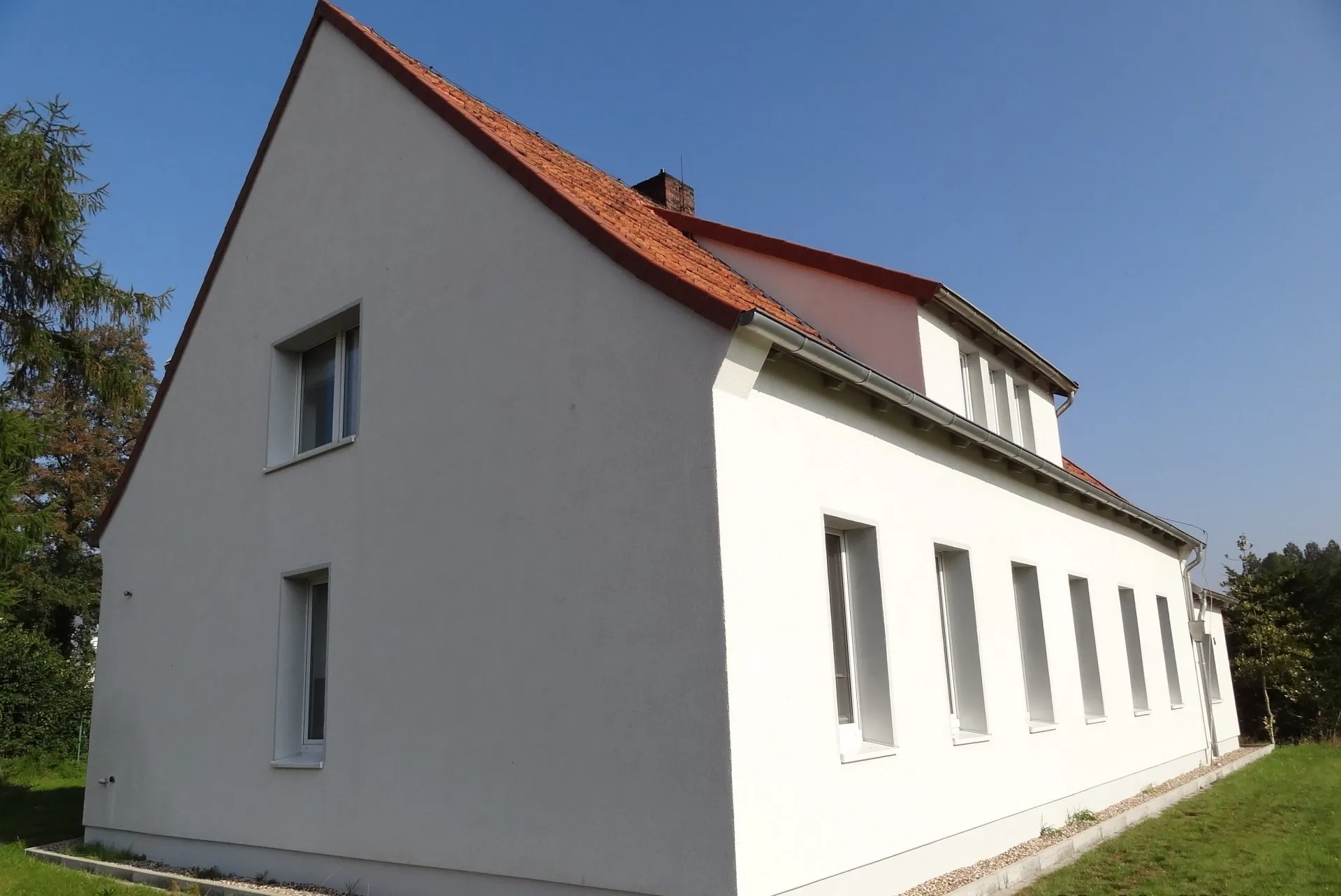 Wärmedämmung mit weißer Fassadengestaltung